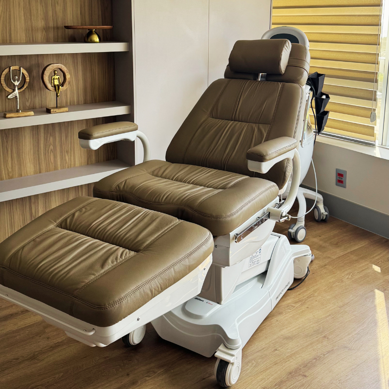 Sala de procedimentos com maca médica da Laversa